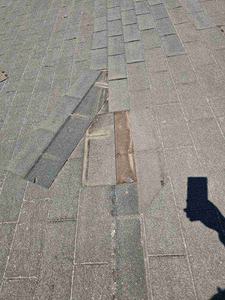 Worn shingle roof with missing tabs on lakefront home in Jamestown, CA before replacement